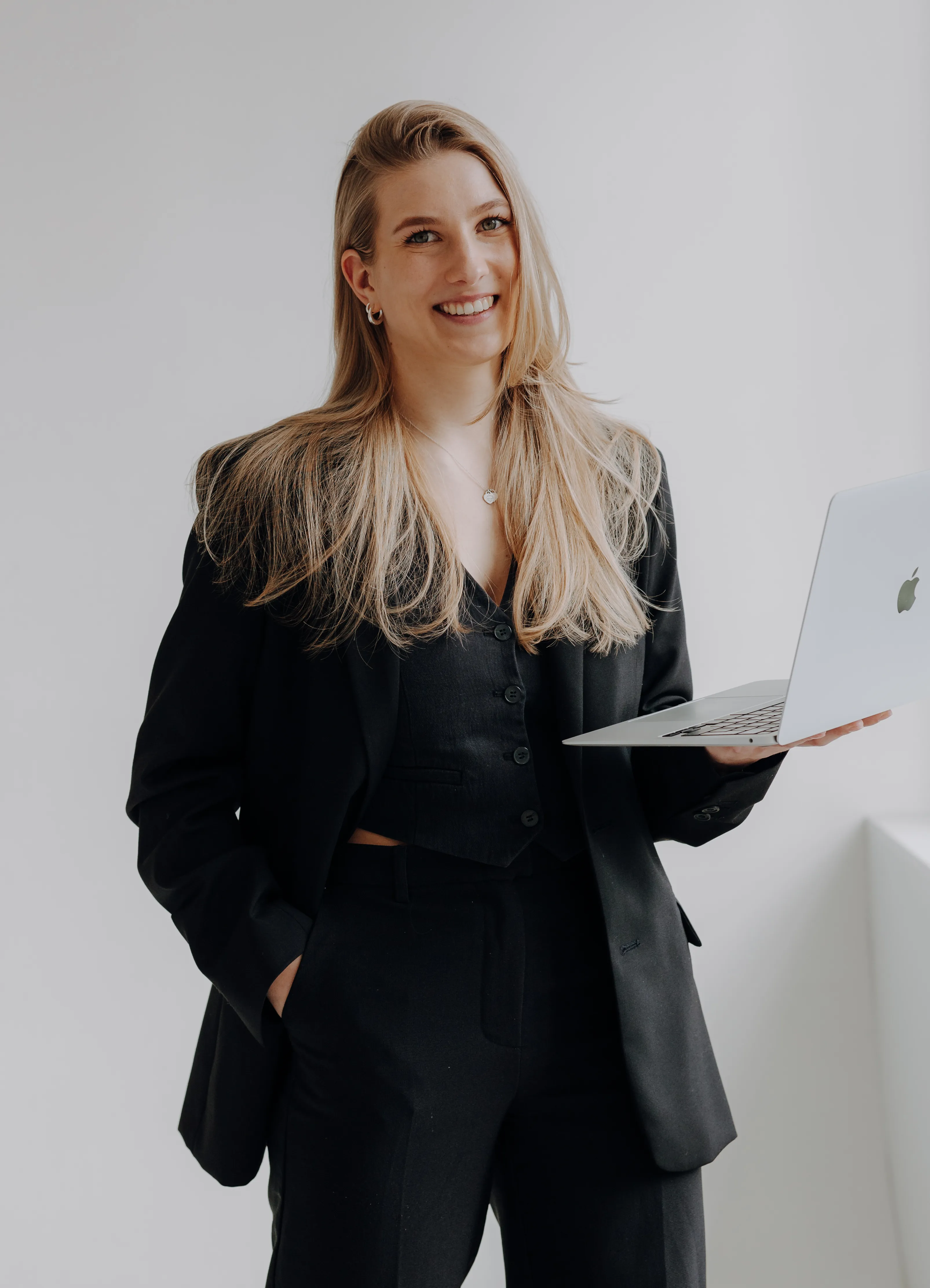 Lisa Dedekind bei der Planungsarbeit am Laptop