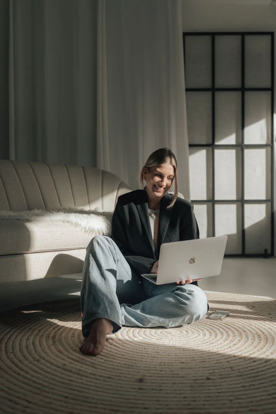 Lisa Dedekind bei der Arbeit am Laptop